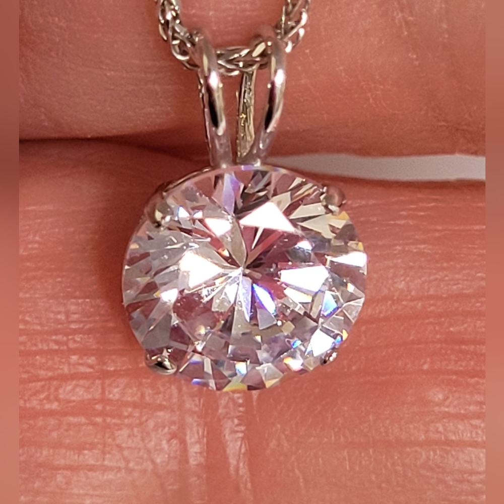 14k Solid White Gold Pendant, Approx 10mm.